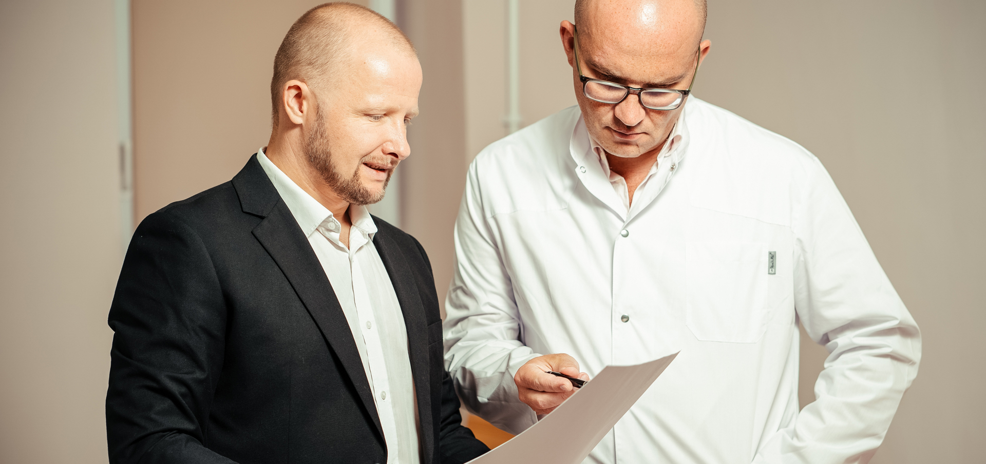 what does a healthcare administrator do