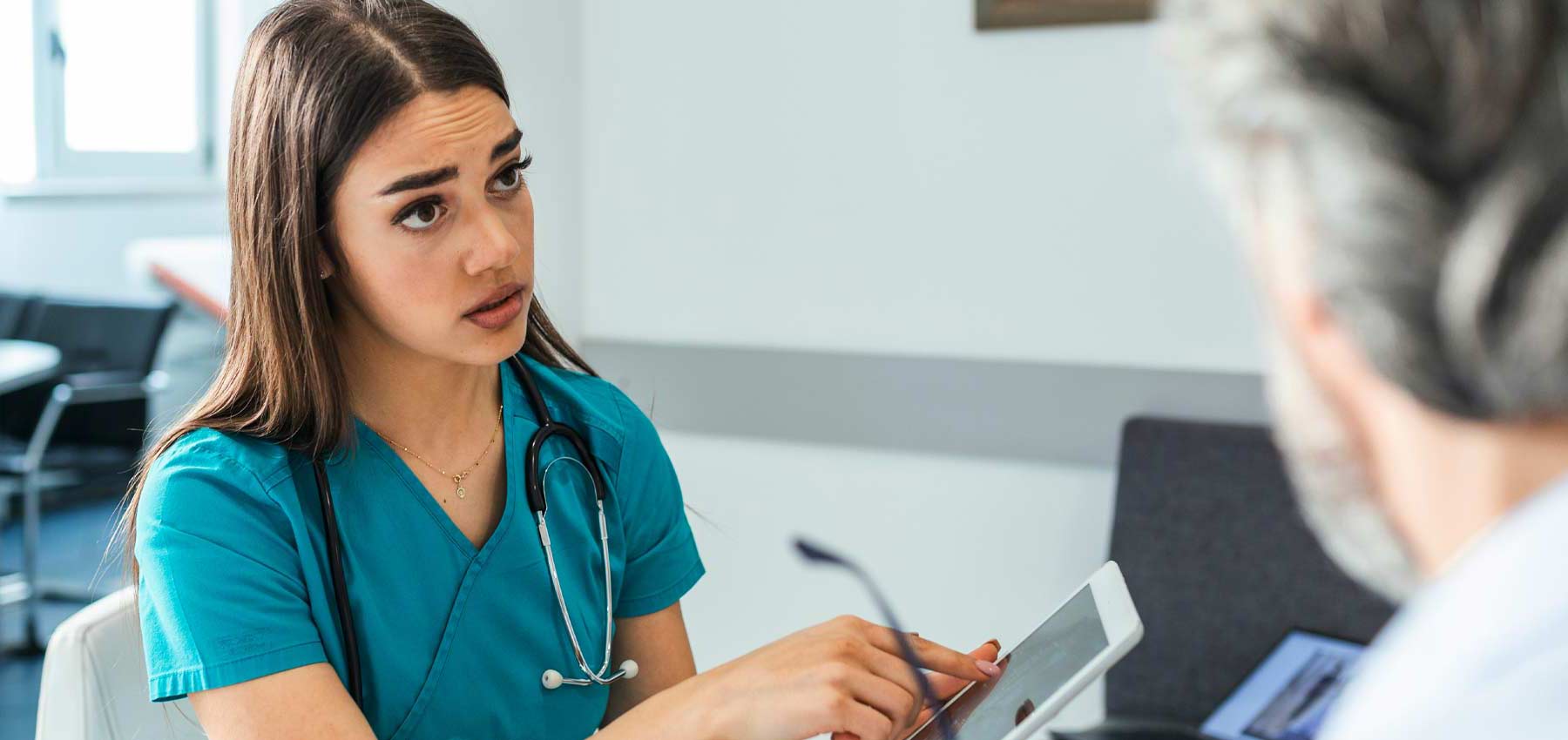 online post-master&rsquo;s pmhnp practitioner consulting with a colleague